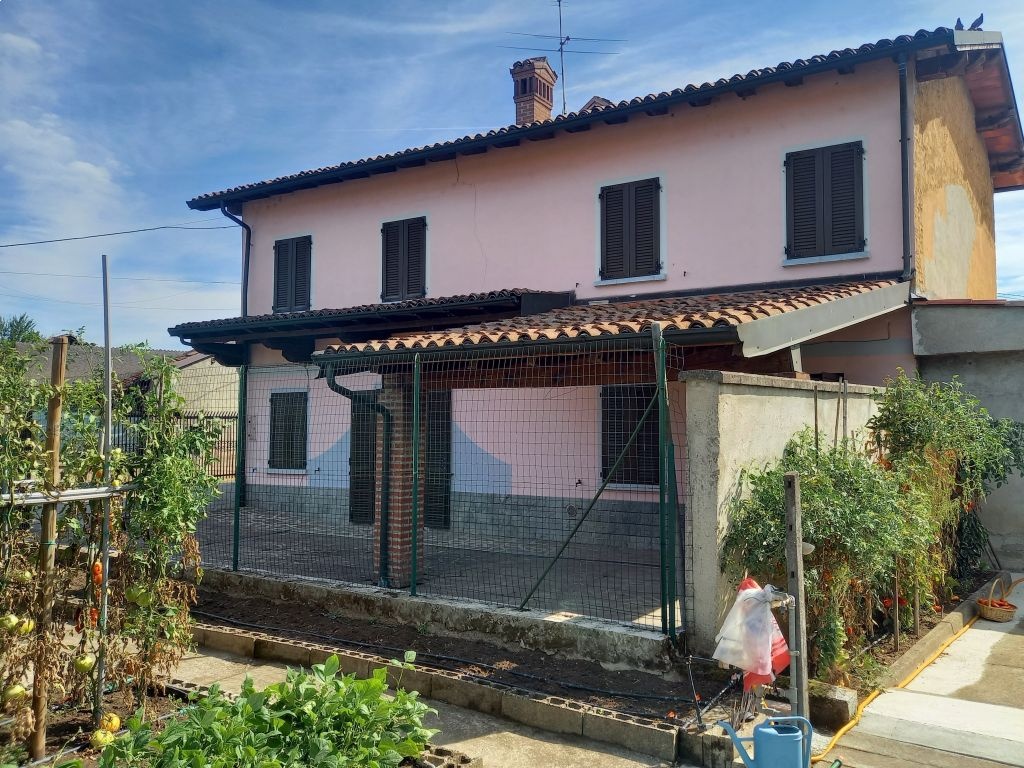 Casa semindipendente a Chignolo Po, 4 locali, giardino privato, 130 m²