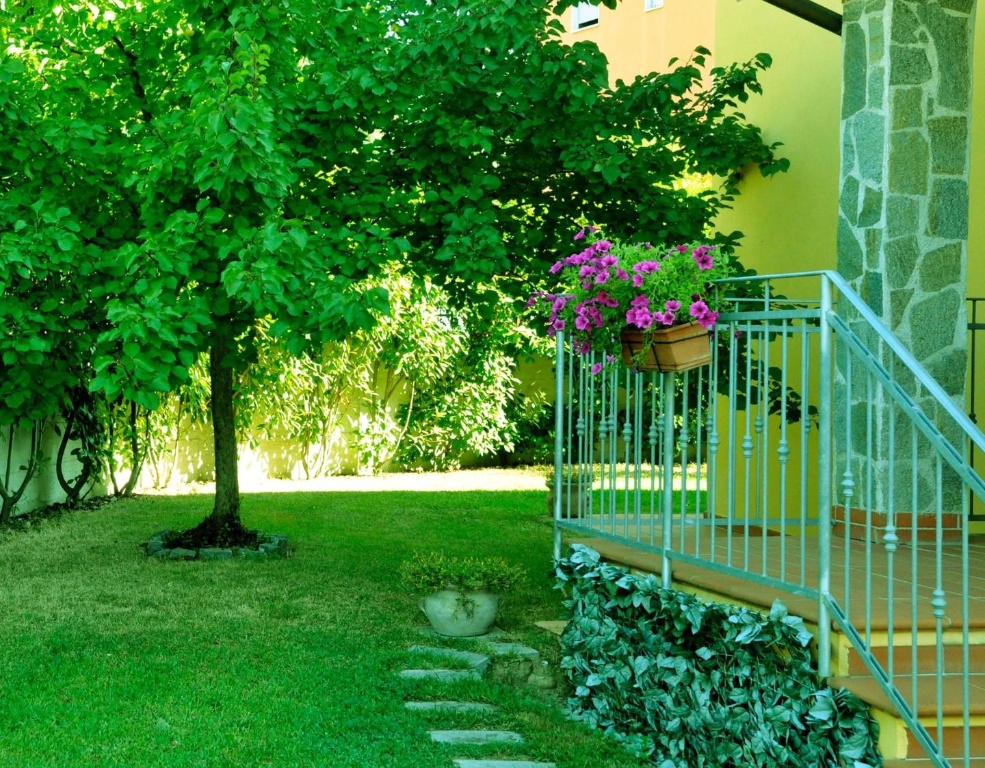 Villa a Castelnuovo Magra, 10 locali, 3 bagni, giardino privato