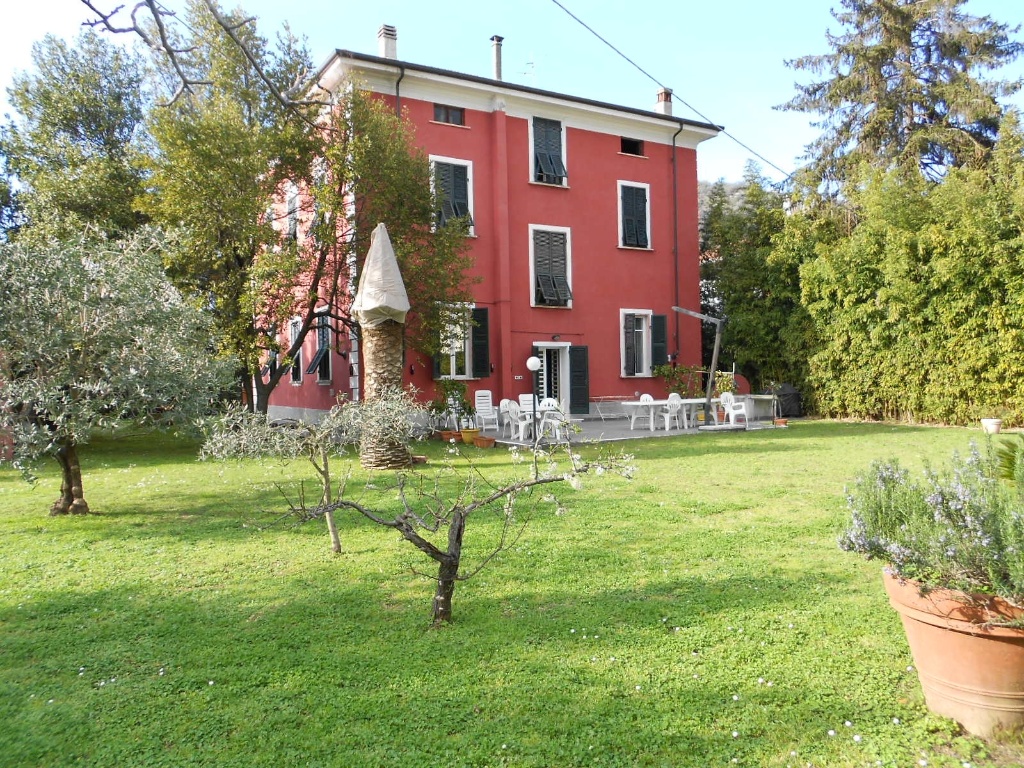 Villa a Carrara, 14 locali, 3 bagni, giardino privato, posto auto