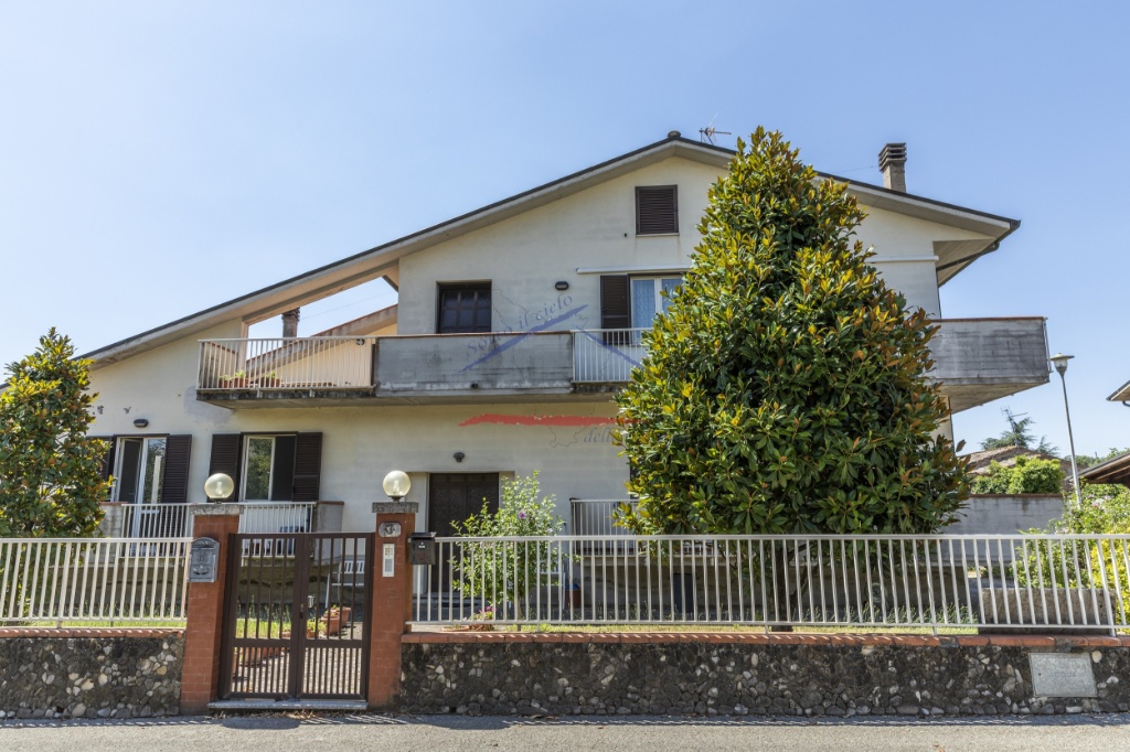 Casa indipendente a Monte San Savino, 14 locali, 6 bagni, con box