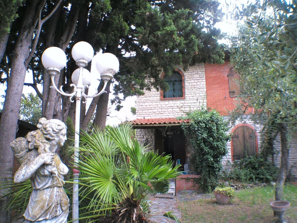 Villa a Carrara, 12 locali, 2 bagni, giardino privato, posto auto