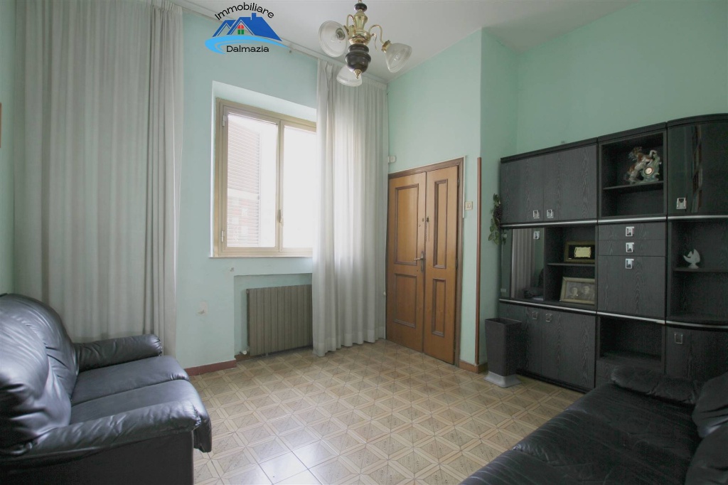 Appartamento a Terni, 5 locali, 1 bagno, 95 m², riscaldamento autonomo