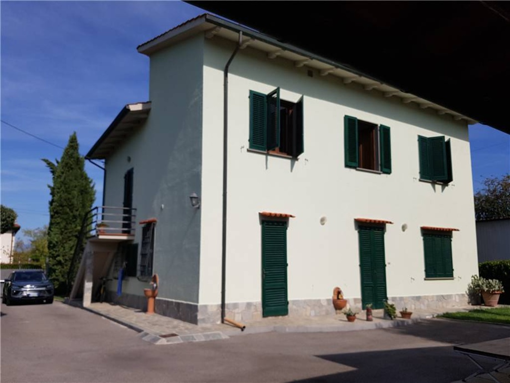 Villa singola a Prato, 10 locali, 3 bagni, garage, 280 m², camino