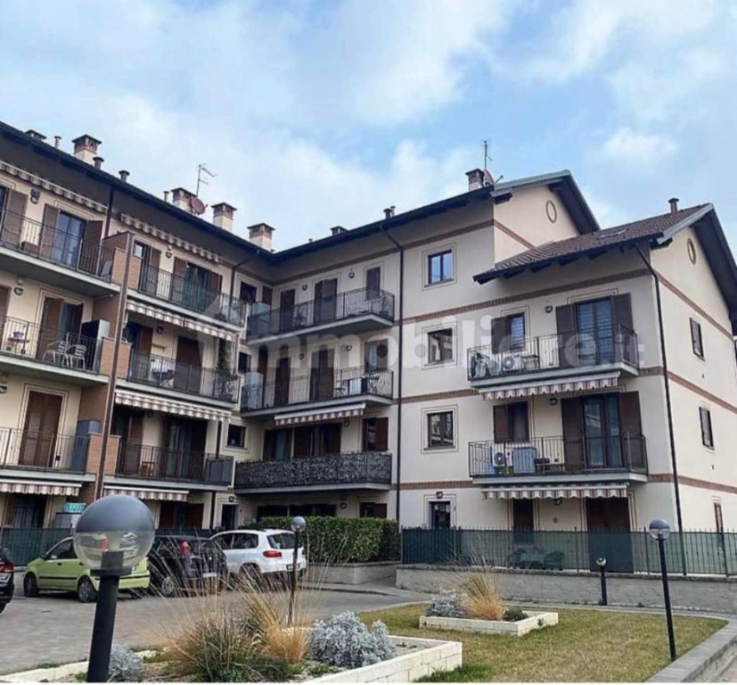 Appartamento in Via Colombetto, Nichelino, 5 locali, 1 bagno, con box