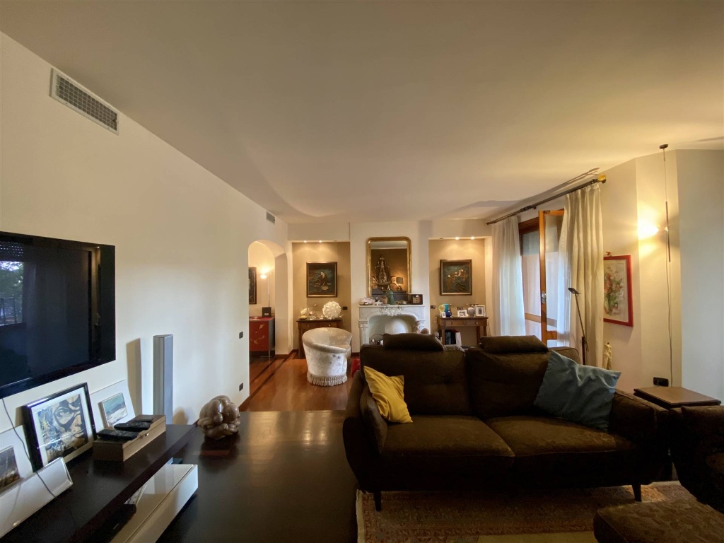 Appartamento a Piacenza, 7 locali, 3 bagni, arredato, 204 m², 3° piano