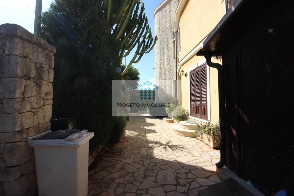 Villa a Siracusa, 6 locali, con box, 210 m², terrazzo, porta blindata