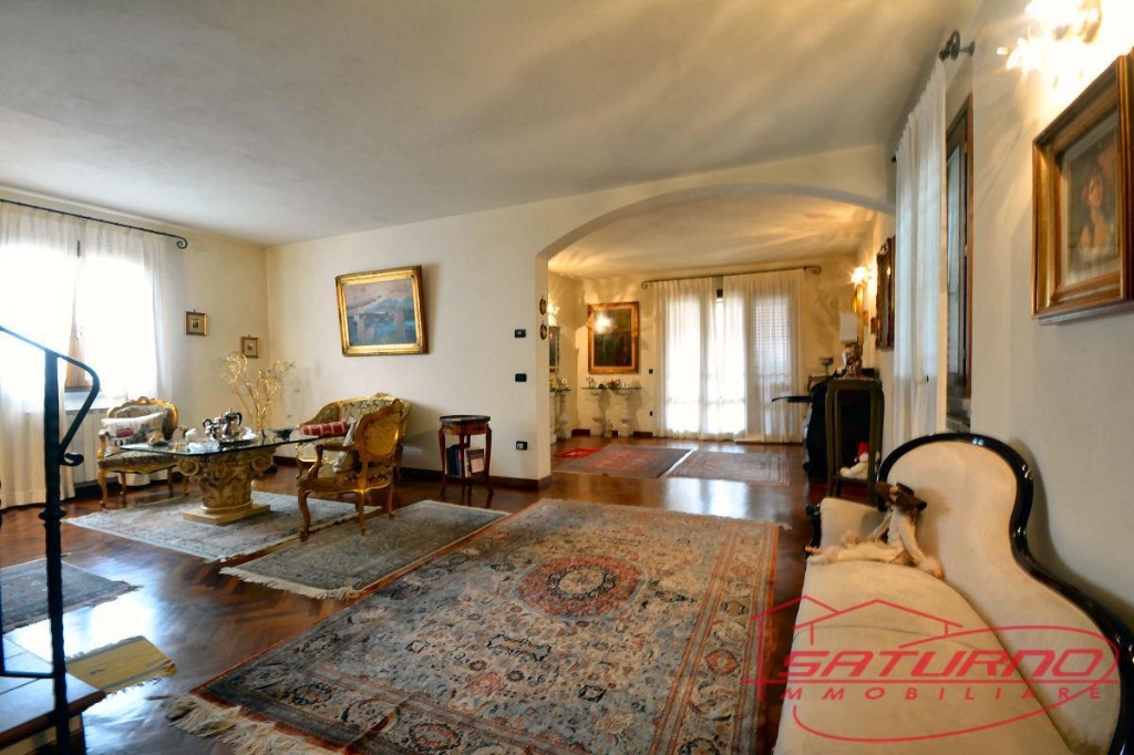 Villa a Lucca, 5 locali, 2 bagni, giardino privato, posto auto, 240 m²