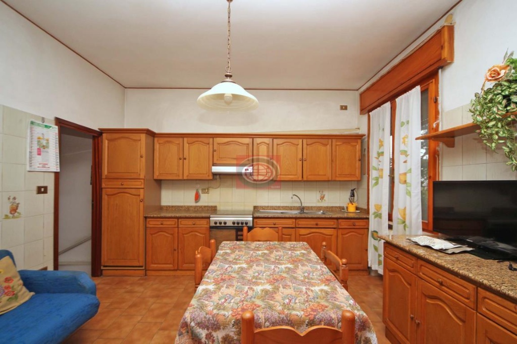 Appartamento a Cesena, 6 locali, 1 bagno, con box, 165 m² in vendita