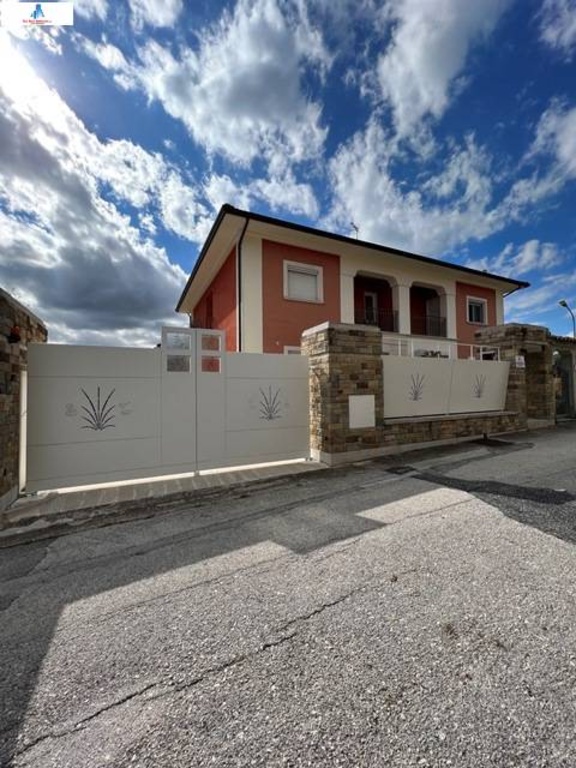 Villa a schiera in Via villa caracciolo, Ariano Irpino, 9 locali