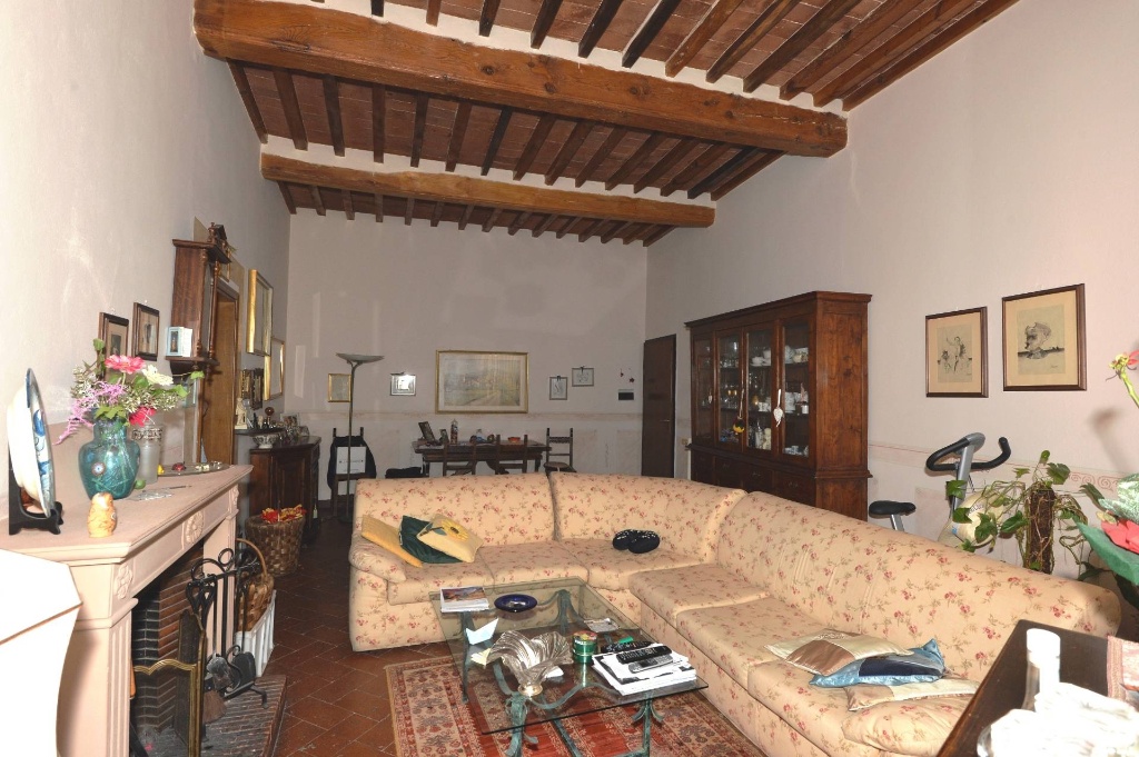 Appartamento in Via Roma, Buti, 6 locali, 2 bagni, con box, 280 m²