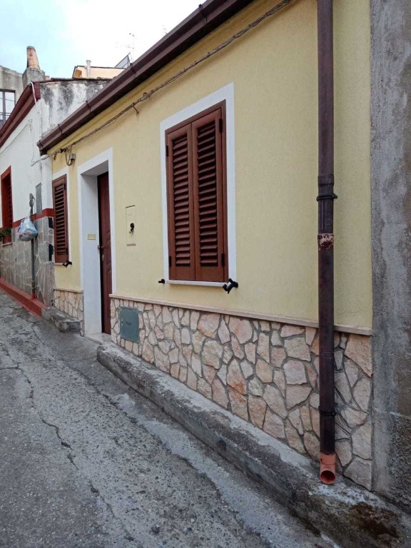 Villetta bifamiliare a Spezzano Albanese, 1 bagno, arredato in vendita