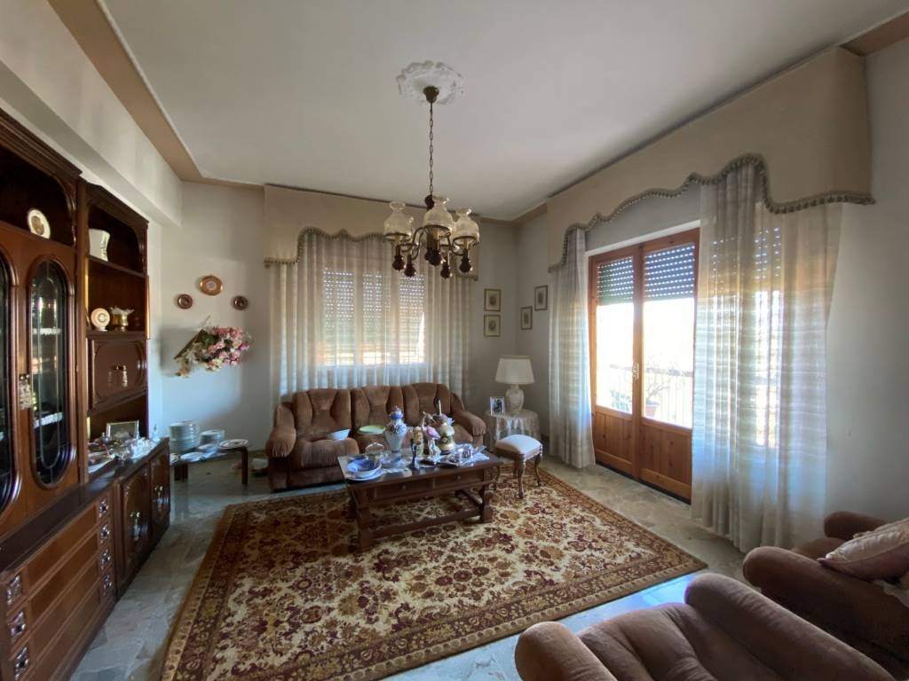 Appartamento a Gambassi Terme, 5 locali, 1 bagno, 140 m², 2° piano