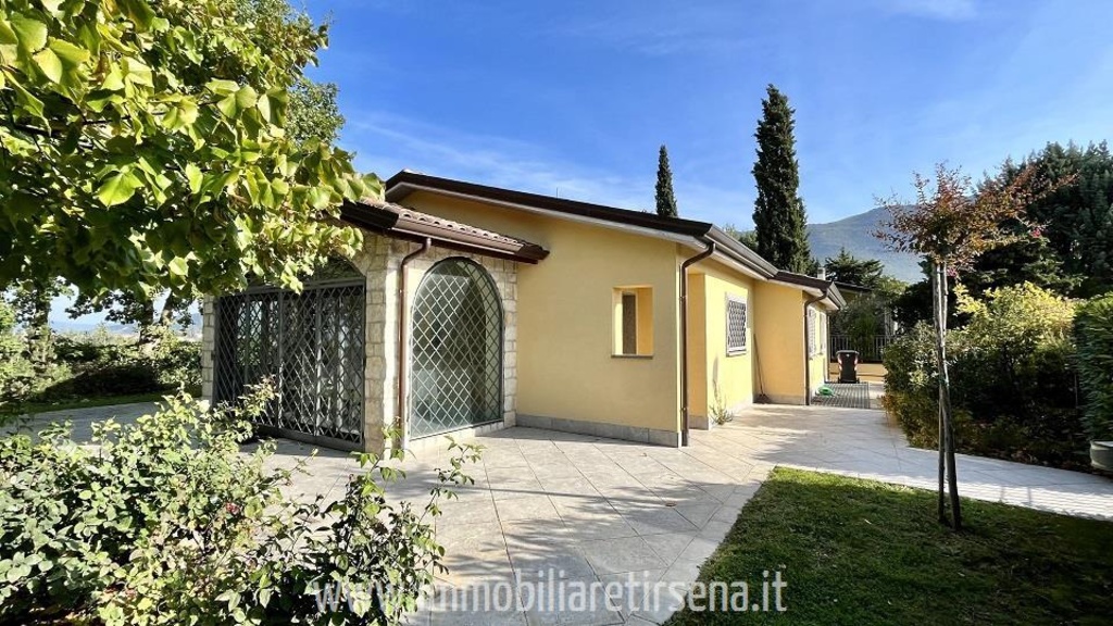 Villa a schiera a Montecchio, 5 locali, 3 bagni, giardino privato