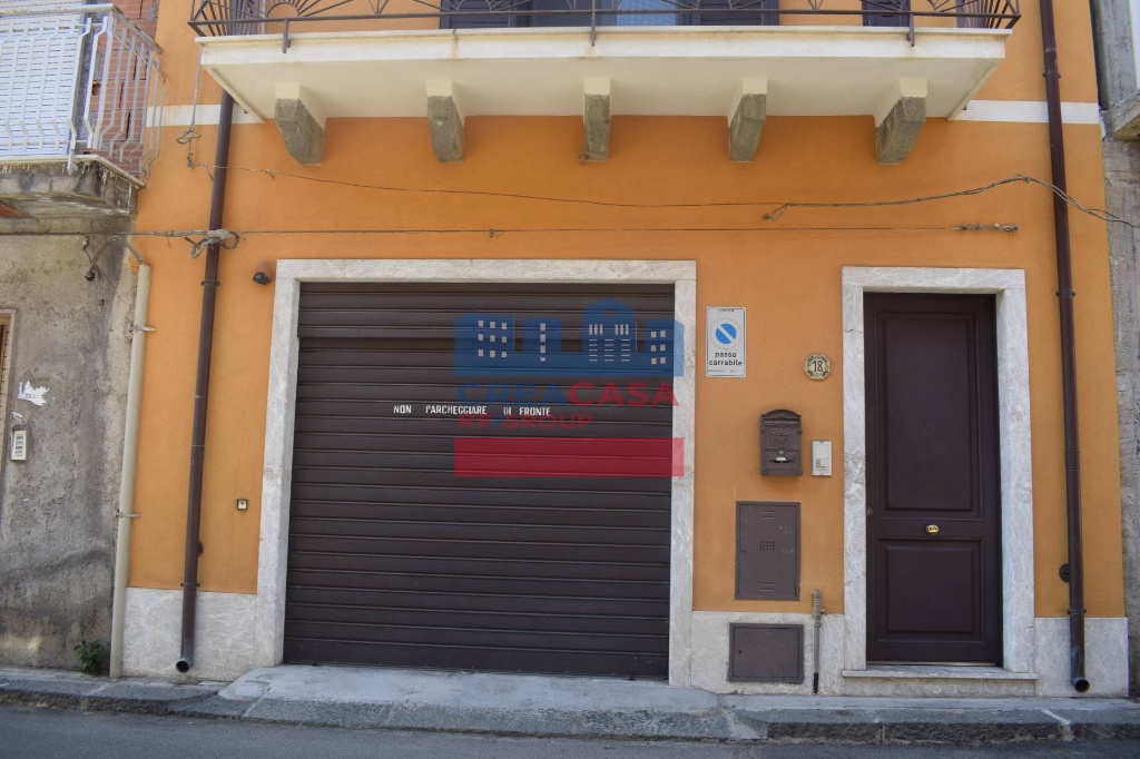 Casa indipendente in Via de Parisio, Calatabiano, 8 locali, 4 bagni