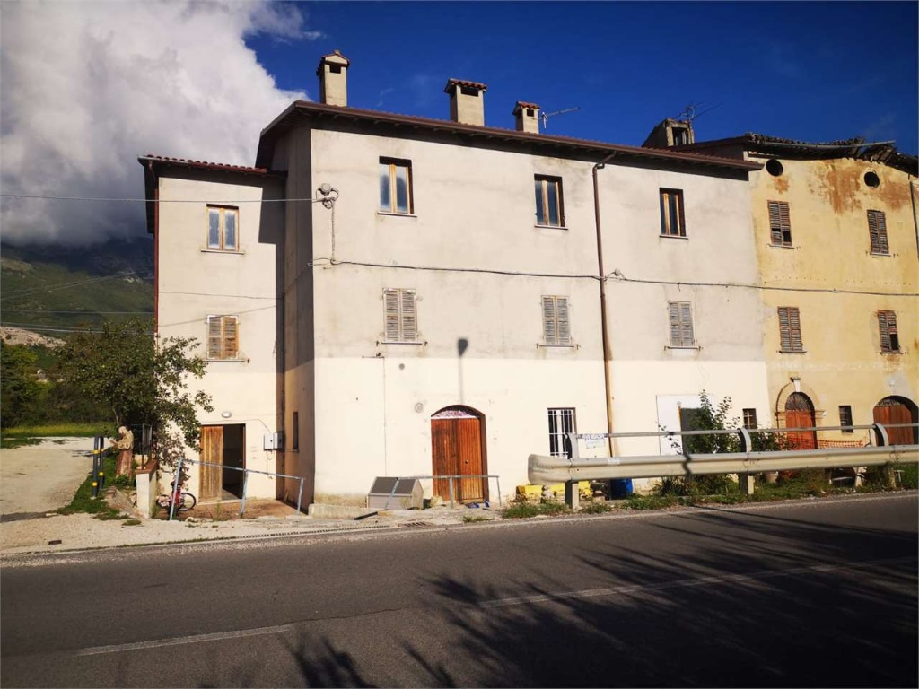 Palazzo in LOCALITA' CASE FABBRIZI, Gualdo Tadino, 16 locali, 2 bagni