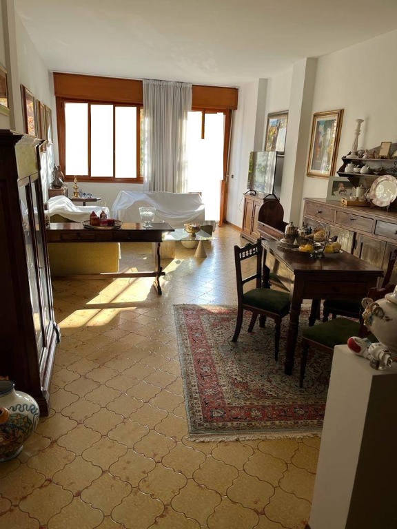 Appartamento a Prato, 5 locali, 2 bagni, 145 m², 1° piano, terrazzo