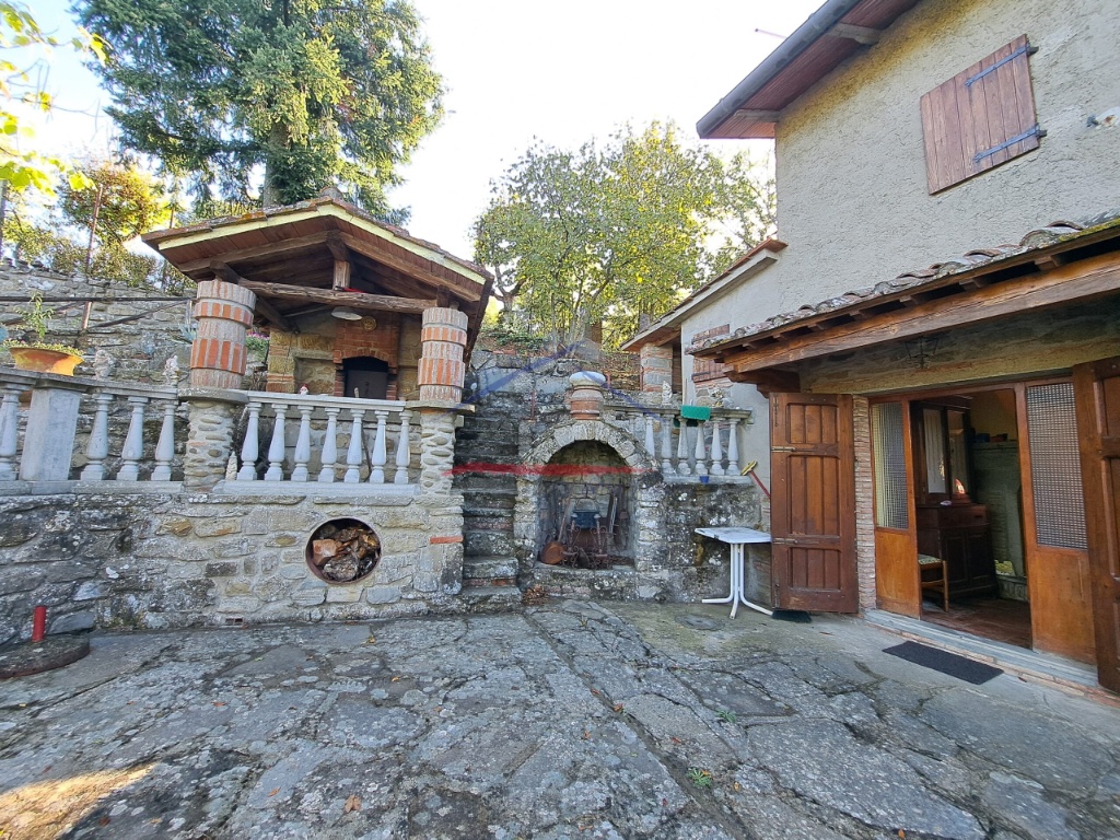 Rustico ad Arezzo, 4 locali, 2 bagni, giardino privato, arredato