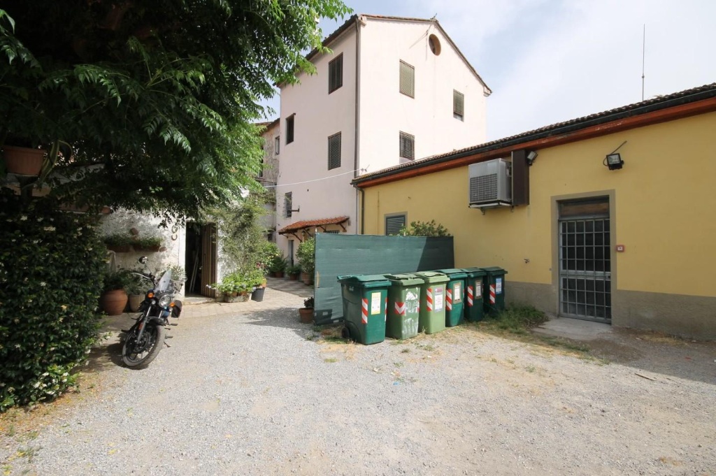 Terratetto - terracielo a Lucca, 9 locali, 2 bagni, posto auto, 220 m²