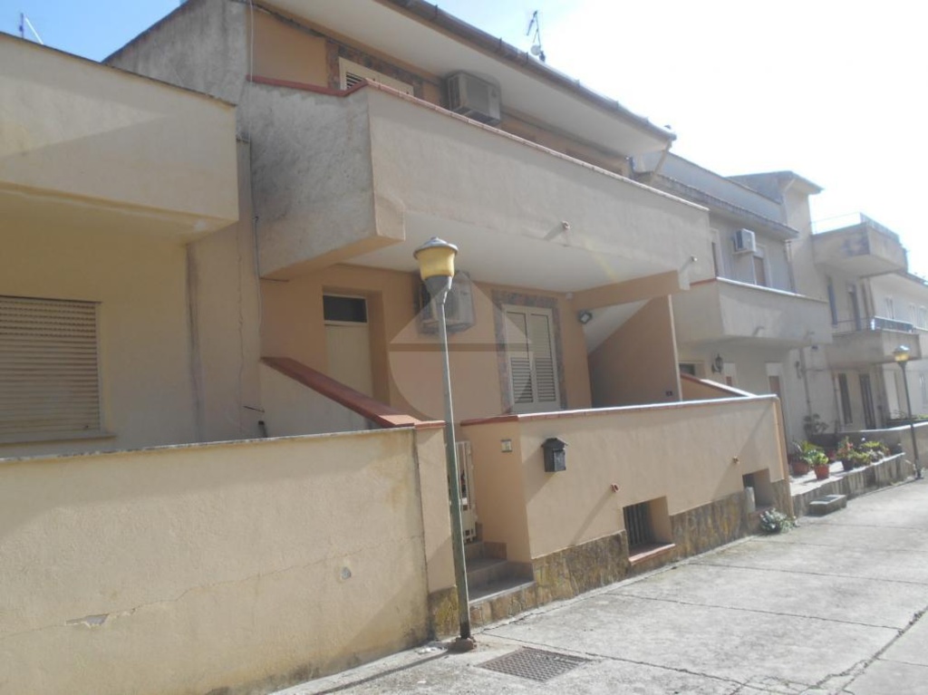 Casa indipendente in Via Francesco Crispi, Salaparuta, 10 locali