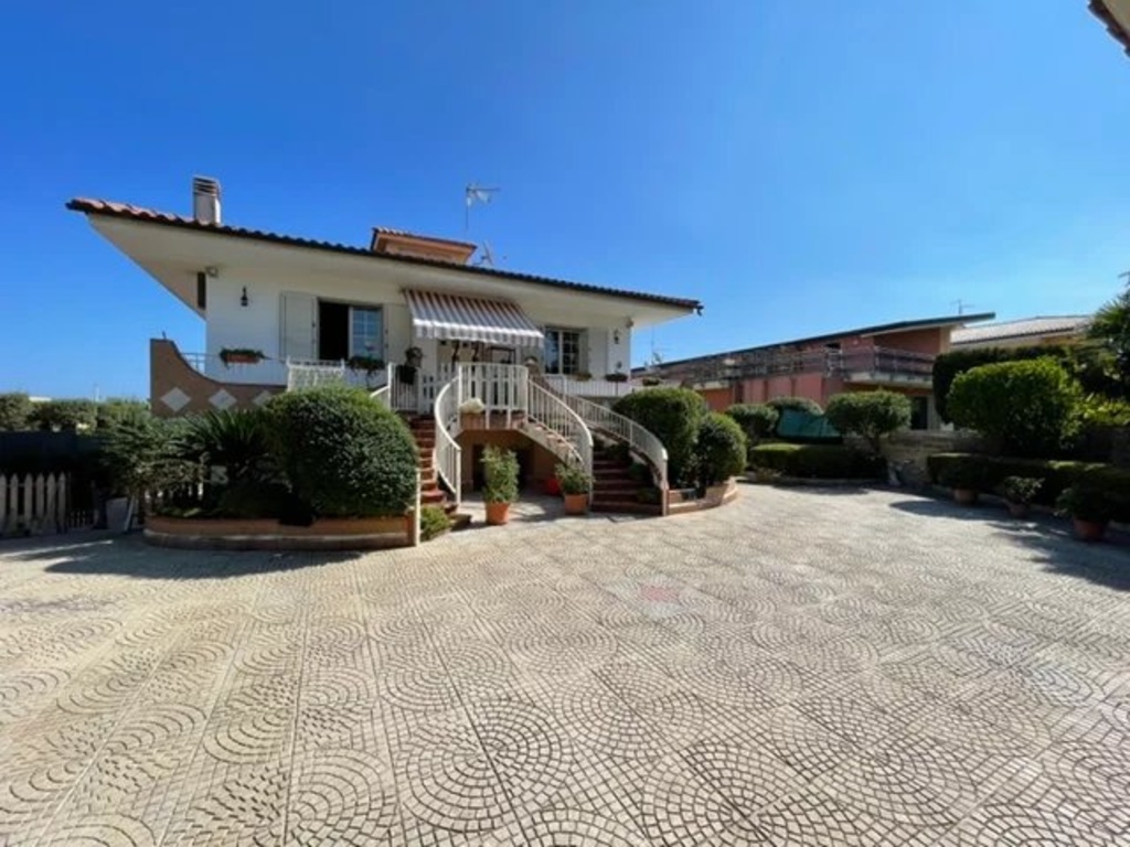 Villa in Viale Edoardo Garrone, Melilli, 7 locali, camino, buono stato