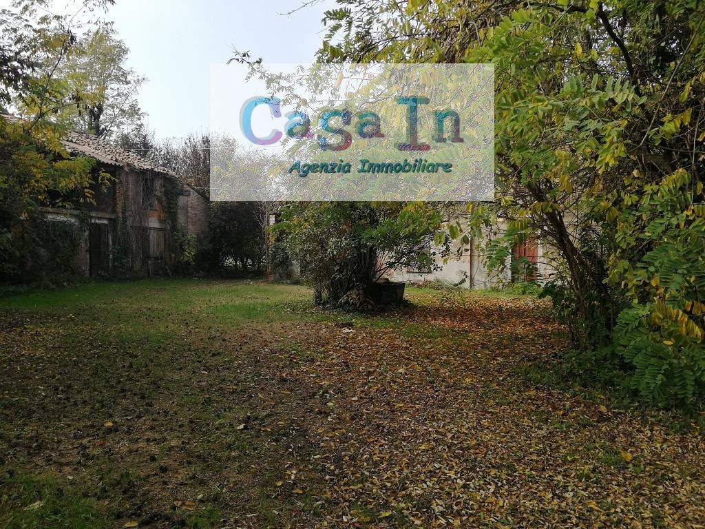 Rustico a Piacenza, 3 locali, 400 m², da ristrutturare in vendita