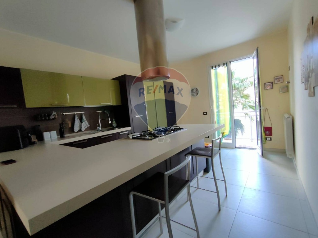 Appartamento in Via Pisa, Pachino, 6 locali, 2 bagni, con box, 120 m²