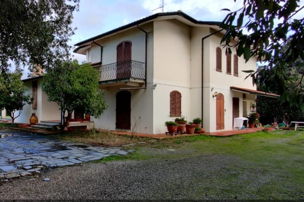 Villa a Cascina, 12 locali, 3 bagni, giardino privato, posto auto