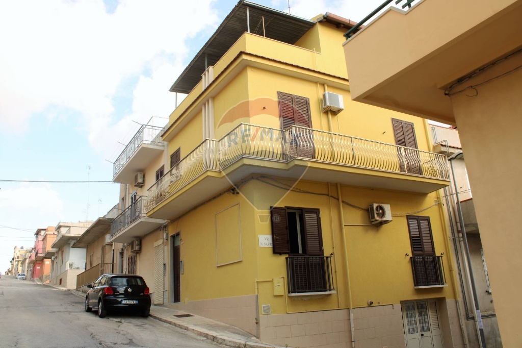 Casa indipendente in Via Raffaello, Ispica, 6 locali, 2 bagni, con box