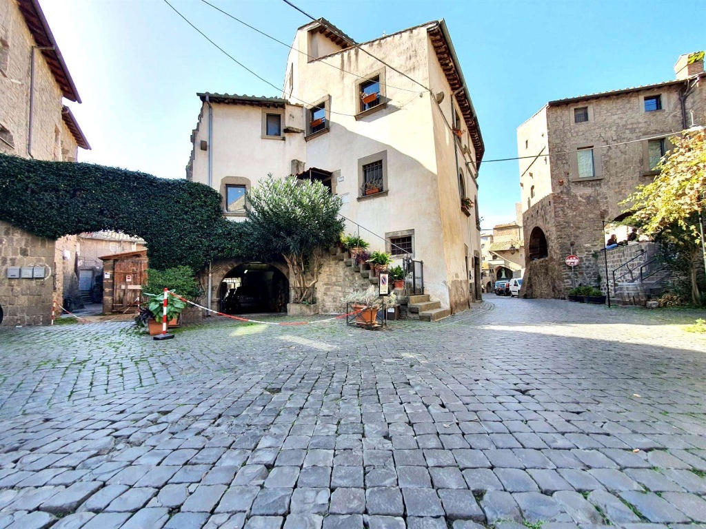 Appartamento in Via San Pellegrino, Viterbo, 10 locali, 1 bagno
