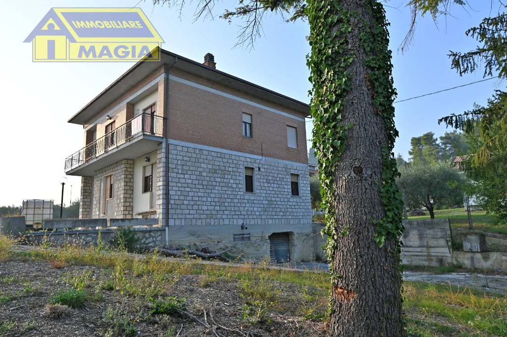 Casa indipendente ad Ascoli Piceno, 10 locali, 3 bagni, con box