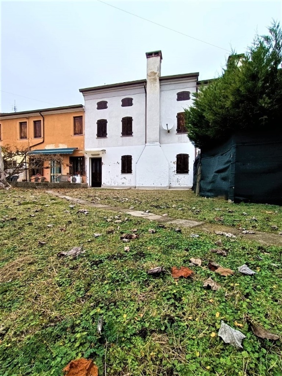 Rustico a Rovigo, 9 locali, 1 bagno, 194 m², camino, da ristrutturare