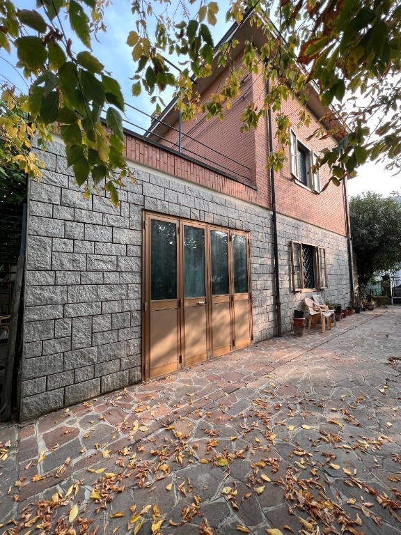 Villa singola a Modena, 7 locali, 2 bagni, posto auto, 173 m²