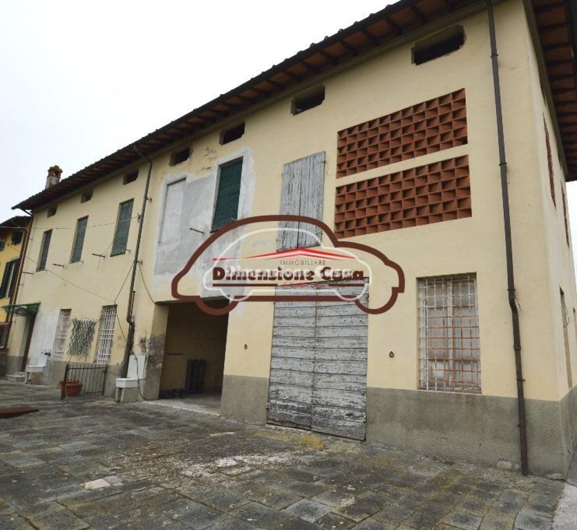 Casale a Lucca, 12 locali, 2 bagni, giardino privato, posto auto
