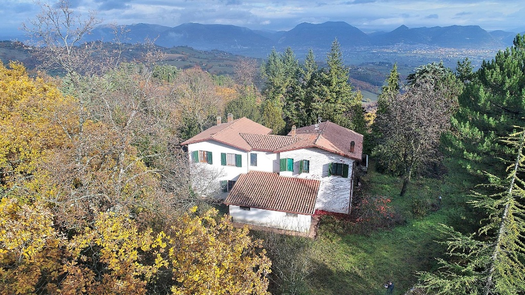 Villa singola in Frazione Monteluiano, Gubbio, 10 locali, 4 bagni