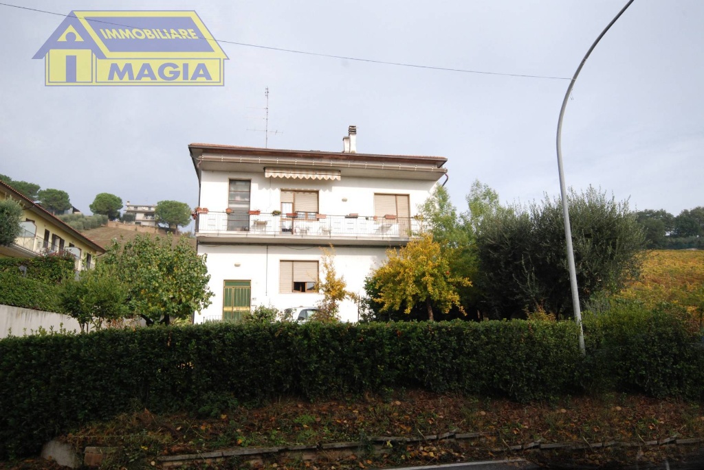 Casa indipendente a Colli del Tronto, 9 locali, 2 bagni, con box