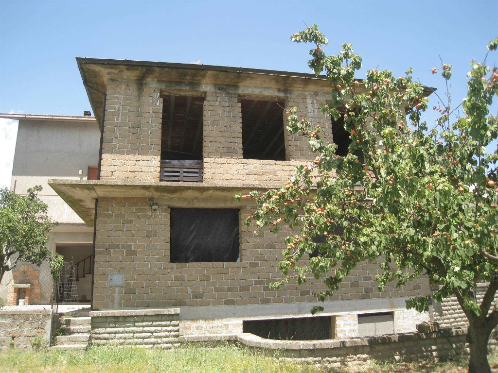 Casa indipendente a Montefiascone, 2 locali, 90 m², da ristrutturare