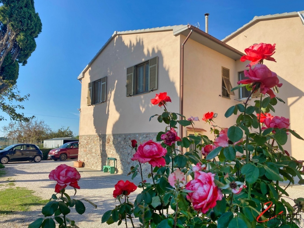 Casa indipendente a Piombino, 10 locali, 2 bagni, giardino privato