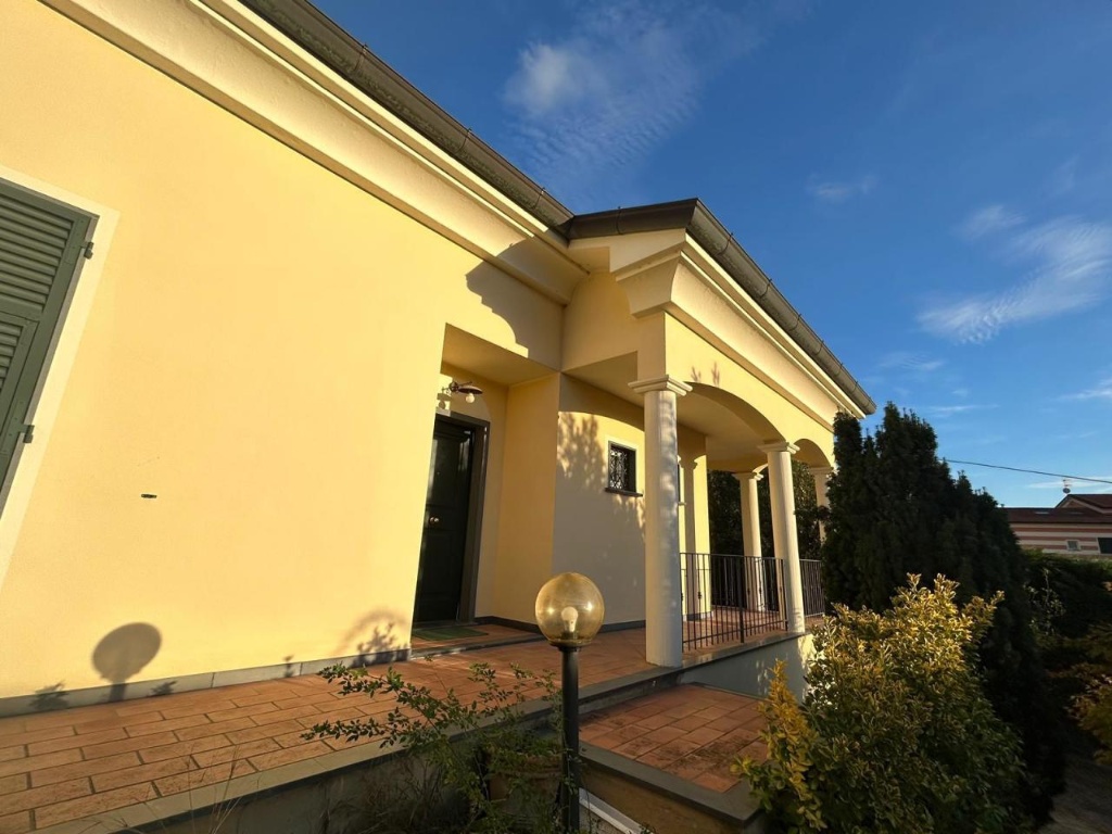 Villa a Sarzana, 6 locali, 3 bagni, giardino privato, garage, 184 m²