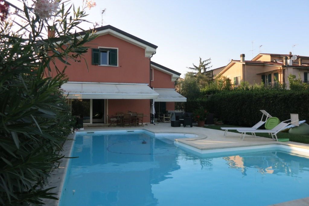 Villa singola a Sarzana, 9 locali, 4 bagni, giardino privato, garage