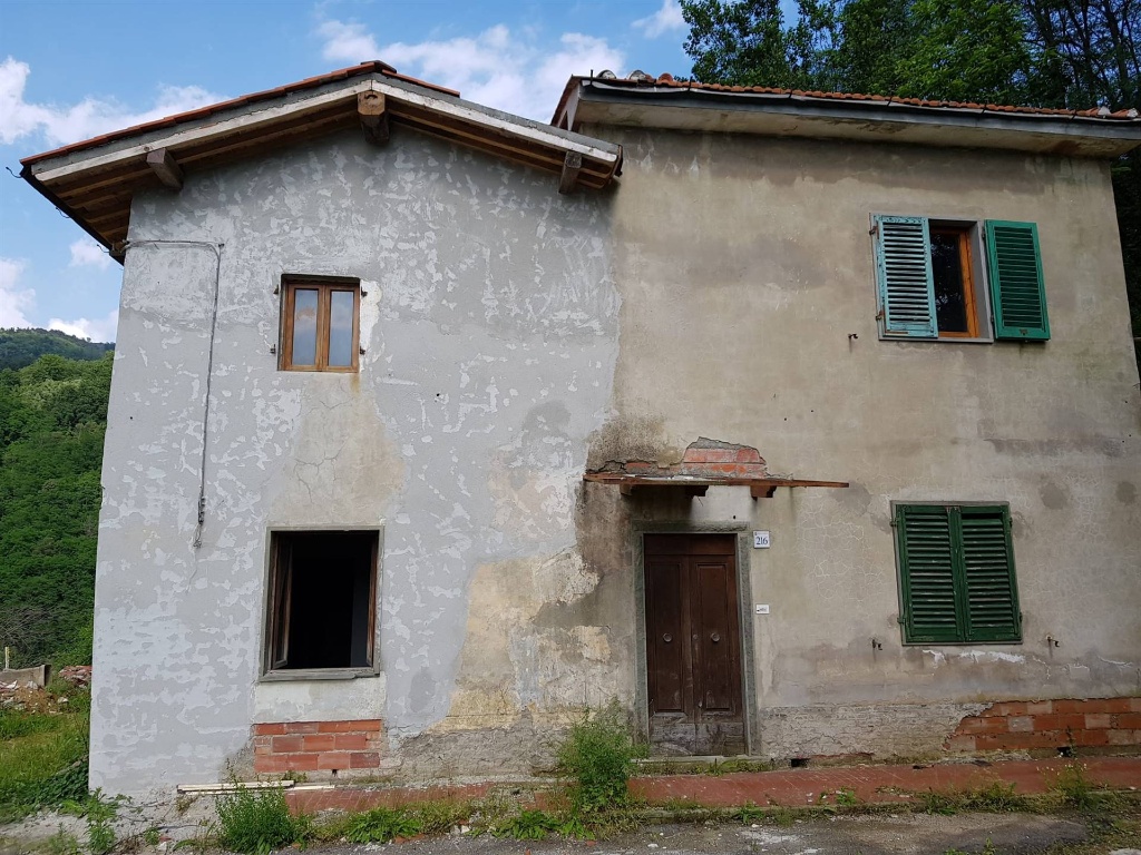 Casa colonica a Pescia, 10 locali, 2 bagni, 310 m², da ristrutturare