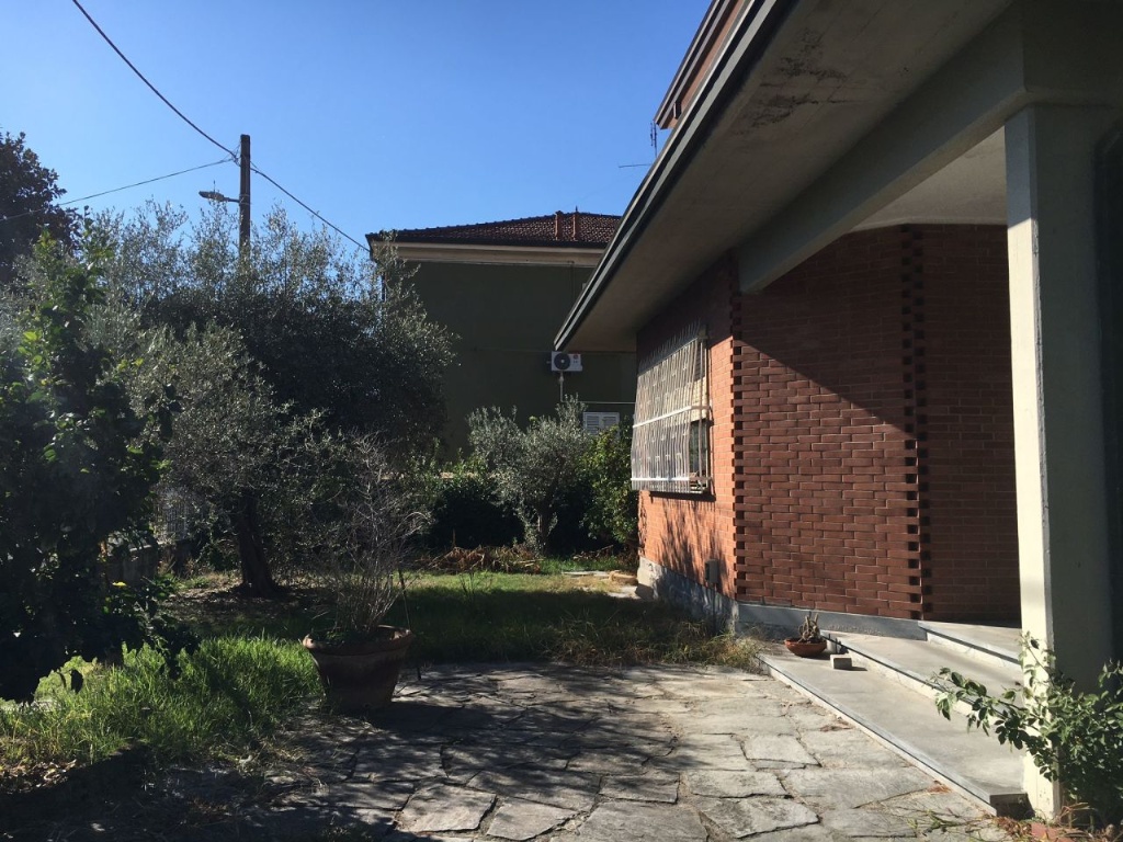 Villa a Sarzana, 9 locali, 2 bagni, giardino privato, garage, 216 m²