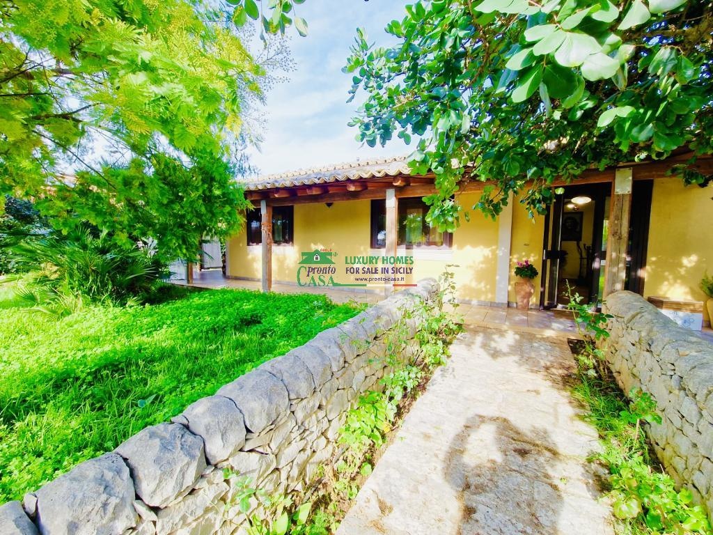 Villa a Ragusa, 8 locali, 4 bagni, con box, 240 m², terrazzo