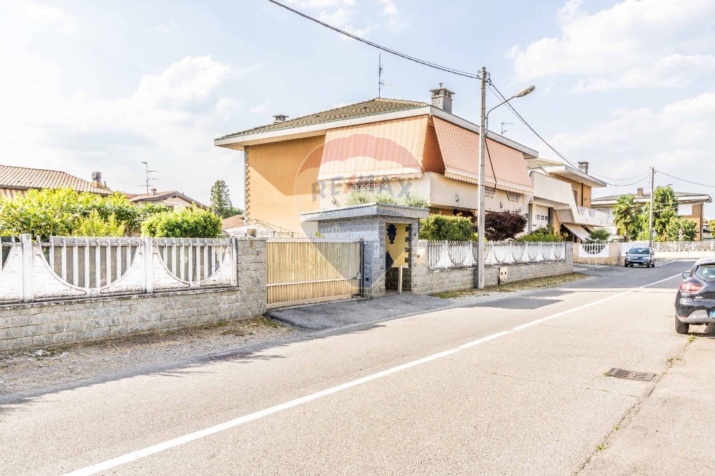 Villa in VIA ADIGE, Ferno, 7 locali, 3 bagni, giardino privato, 330 m²