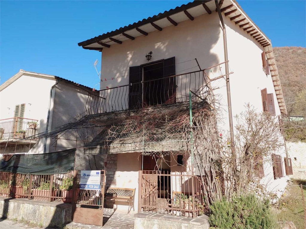 Casa indipendente a Cerreto di Spoleto, 7 locali, 3 bagni, 130 m²