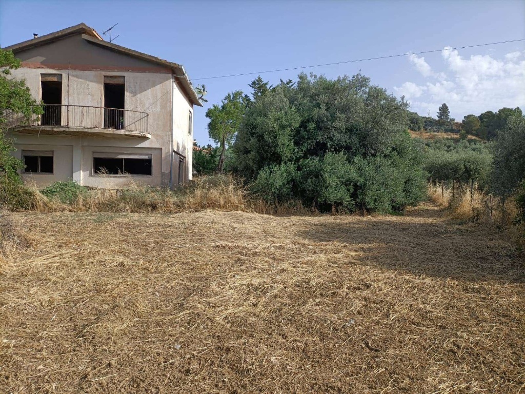 Villa a Caltanissetta, 1 locale, giardino privato, 130 m² in vendita
