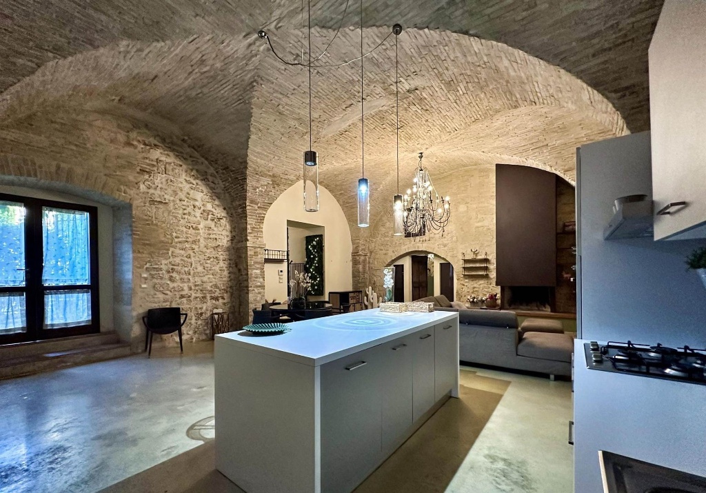 Trilocale a Foligno, 2 bagni, posto auto, 120 m², stato ristrutturato