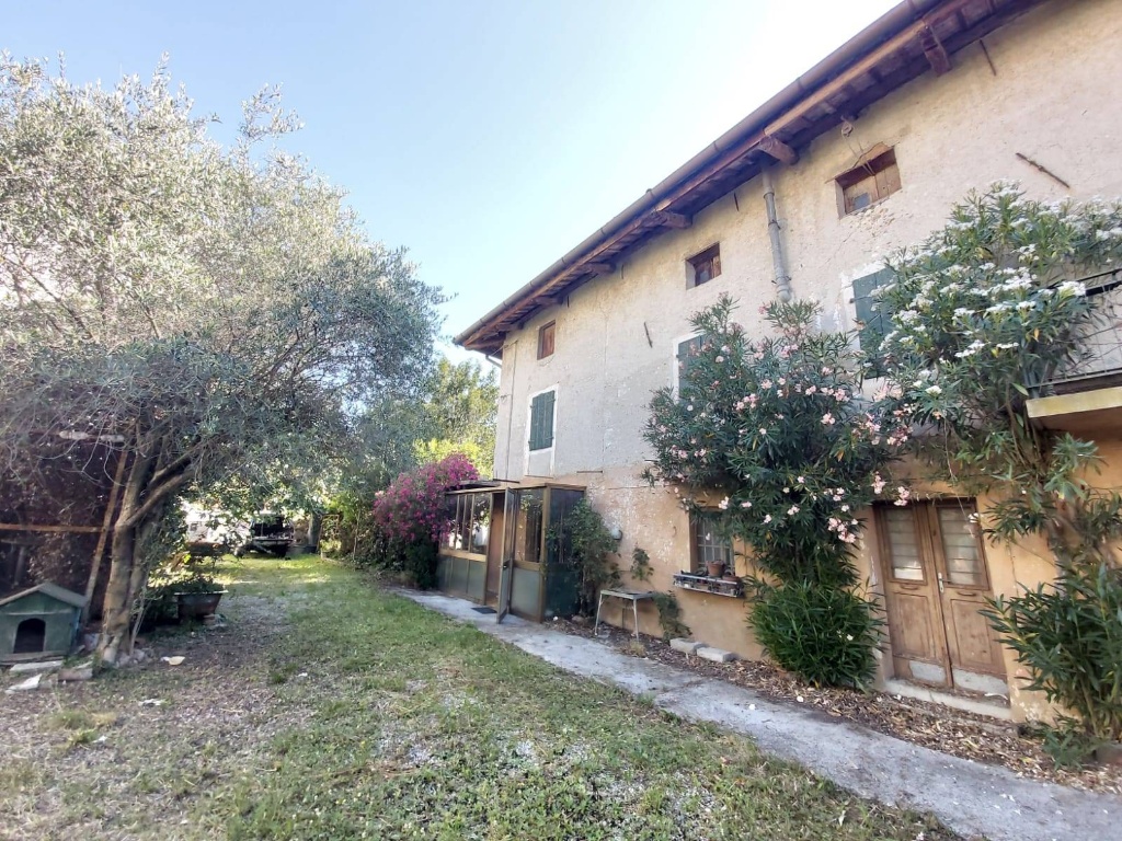Casa indipendente a Udine, 5 locali, 3 bagni, 350 m², da ristrutturare