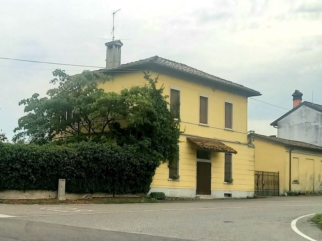 Villa a Chignolo Po, 6 locali, giardino privato, 180 m², multilivello