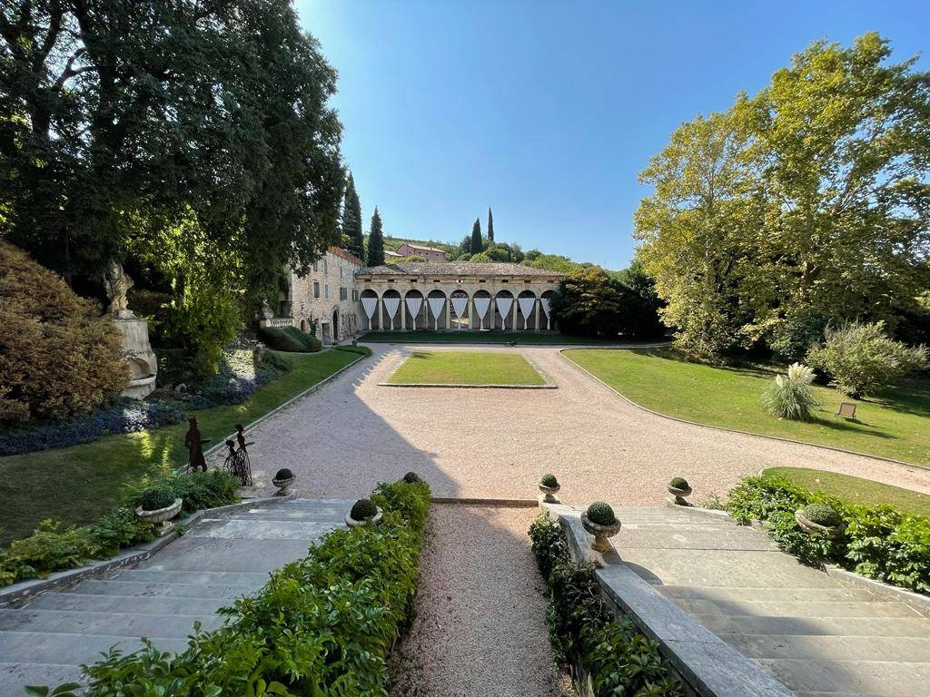 Villa a Verona, 15 locali, giardino privato, 3700 m², ascensore