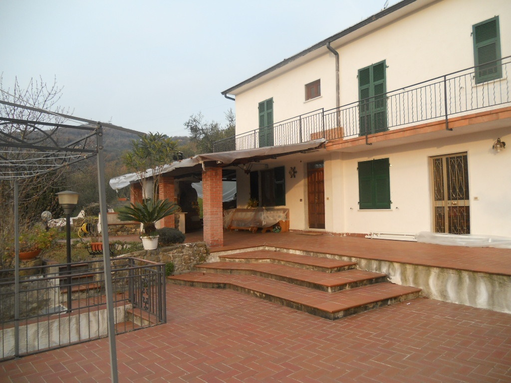 Casa semindipendente in Via Serravalle, Luni, 7 locali, garage, 150 m²